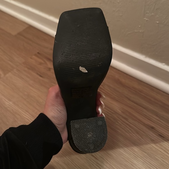 Black heels size 6 - Picture 3 of 4